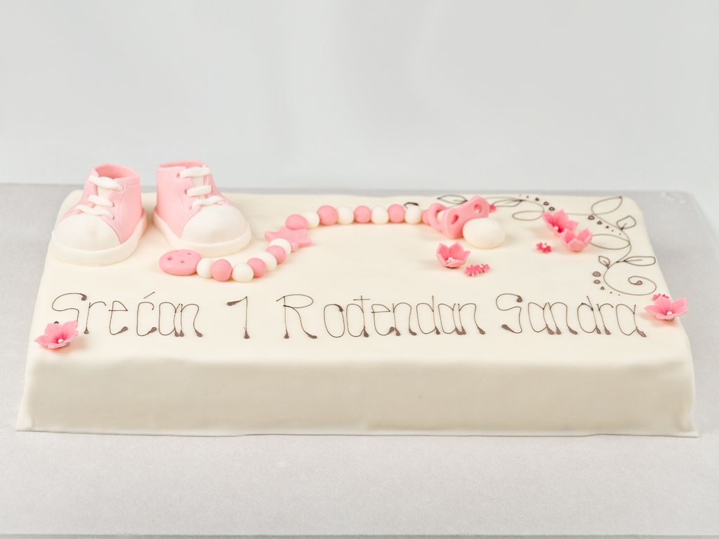 Geburtstagstorte Babyschuhe mit Blumenverzierung