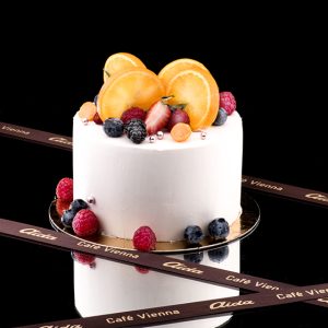 Weisse Cremetorte mit Früchten on top