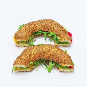 Halber veganer Sesamring mit Avocado Creme (2 Stück