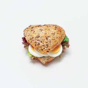 1 belegtes Herz-Brötchen mit Ei