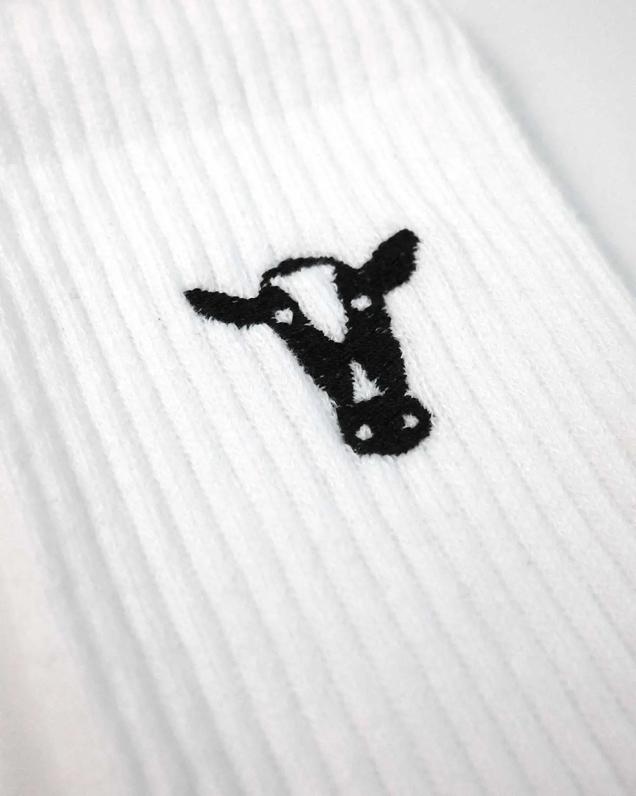 Kuh Stickmotiv Socken aus Bio-Baumwollmix – Bild 3
